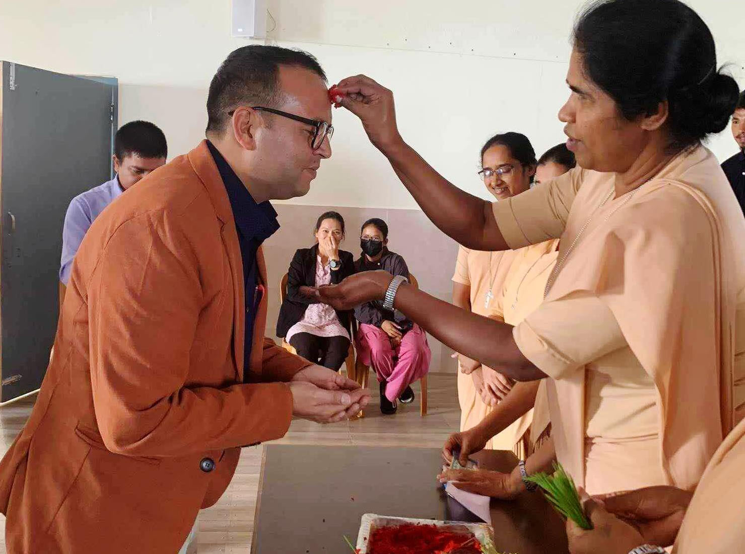 तानसेनको सेन्ट कपितानियो स्कुलमा दशैंको टिका लगाएर शुभकामना आदान–प्रदान